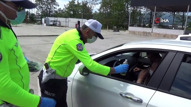 Polisler Trafik Haftası'nda sürücülere kolonya döktü maske dağıttı