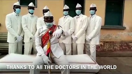 Los porteadores de ataúdes convertidos en meme aplauden a los sanitarios