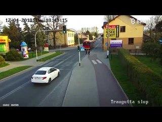 Bercanda, Perempuan Nyaris Dilindas Bus