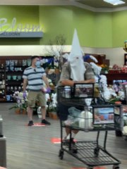 Un américain fait ses courses avec une cagoule du Ku Kl*x Klan !