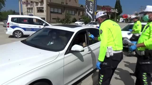 Polisler Trafik Haftası'nda sürücülere kolonya döktü maske dağıttı