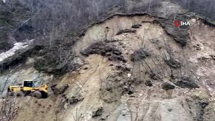 Solhan’da Heyelan Yolu Kapattı