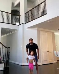 La prestation de ce papa et sa fille est juste géniale.