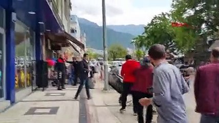 Sokak ortasında taşlı, sopalı kavga! 4 yaralı, 10 gözaltı var