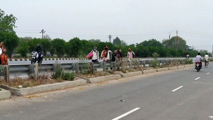 सैकड़ों किलोमीटर दूर पैदल चलने को मजबूर हैं दिहाड़ी मजदूर