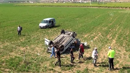 Tarlaya devrilen otomobilde sıkışan iki kişi yaralandı