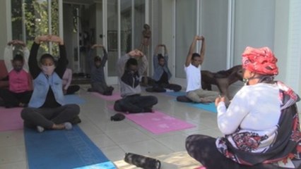 Grupo de yoga difunde clases para hacer más llevadero el confinamiento en Sudáfrica