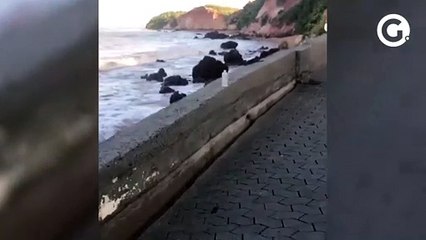 Mar avança e invade a pista da Avenida das Américas, em Marbella, Nova Almeida