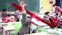 Niños en China regresan a las aulas utilizando adorables sombreros de distanciamiento social