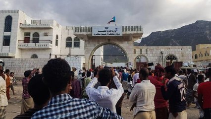 جزيرة سقطرى.. تعزيزات برية وبحرية وتحركات على ساحلها الشمالي