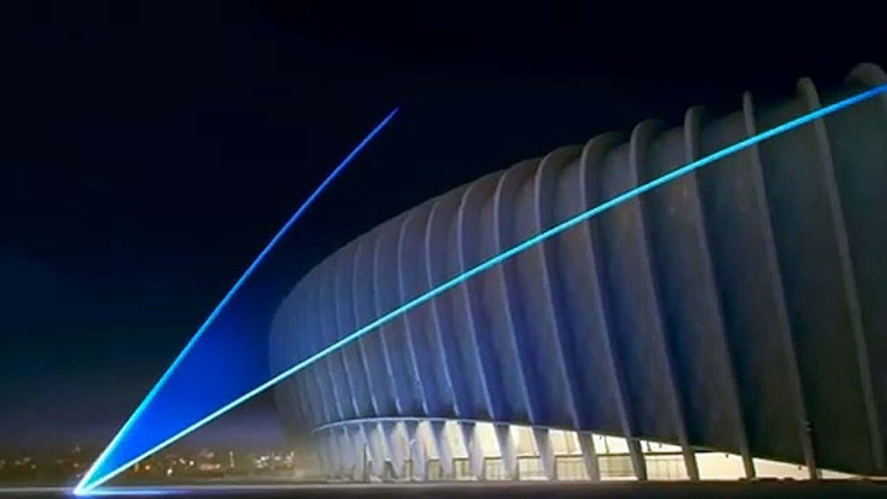 Un sourire. Reprise des entraînements?