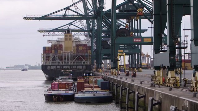 ميناء أنتويرب البلجيكي يوزع أسورة ذكية للعمال لضمان مسافة آمنة بينهم