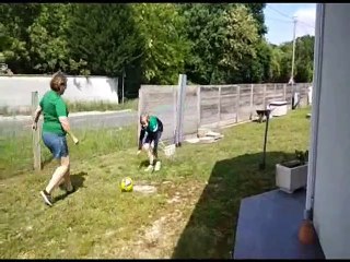 Une partie de l'école de foot pendant le confinement.