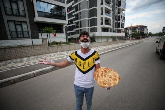Penjual Roti di Turki: Hibur Warga sambil Menyanyi di Jalanan