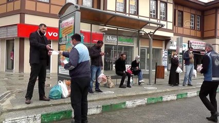 Erciş Belediyesi vatandaşlara maske dağıttı