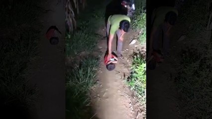 Bé trai 4 tuổi ngủ lay lắt ngoài đường, bờ bụi hay hốc đá