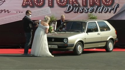 Pareja en Alemania elige casarse en un autocine para compartir con sus familiares