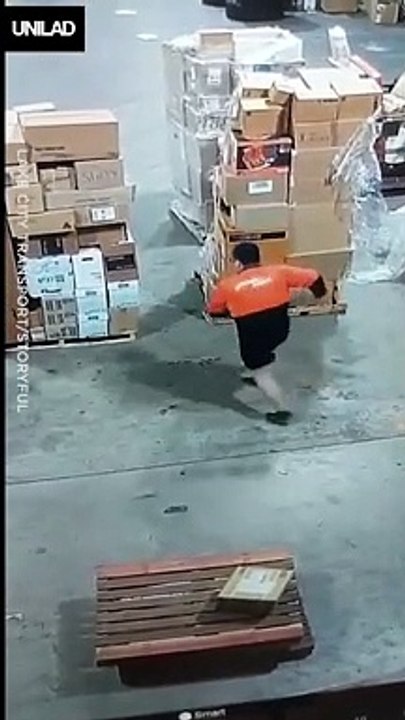 Ces 2 ouvriers qui dansent ne savaient pas qu'ils étaient filmés... Tellement drôle