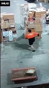 Ces 2 ouvriers qui dansent ne savaient pas qu'ils étaient filmés... Tellement drôle