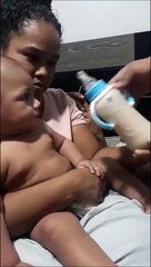 Video herunterladen: Tel père tel fils, ce bébé préfère la bière à son biberon