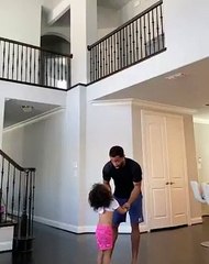 Duo parfait entre un papa et sa fille : figure de gym impressionnante