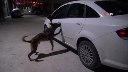 Otomobilde poşet poşet uyuşturucu ele geçirildi