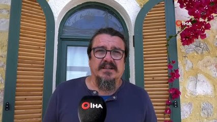Korona sebebiyle mahsur kalan turistler, turizm merkezinde hem çalışıp hem tatil yapıyorlar