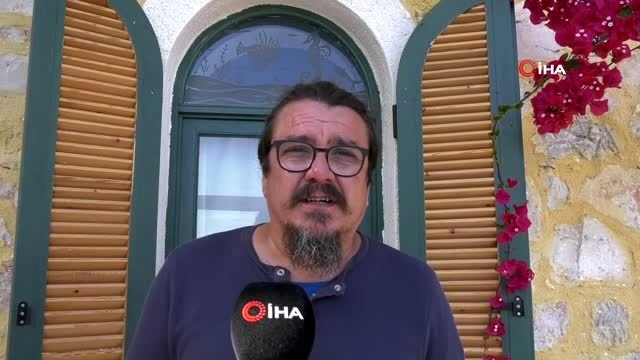 Korona sebebiyle mahsur kalan turistler, turizm merkezinde hem çalışıp hem tatil yapıyorlar