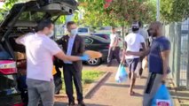 Türk gönüllüler Almanya'da sığınmacılara ramazan pidesi dağıtıyor