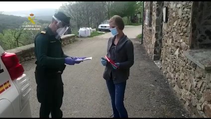 Guardia Civil distribuye material para continuar con clases telemáticas