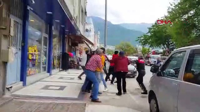 BURSA Para meselesi yüzünden çıkan kavgada 4 kişi yaralandı, O ANLAR KAMERADA