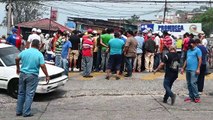 Taxistas hondureños toman bulevar en demanda de bono ante crisis por pandemia