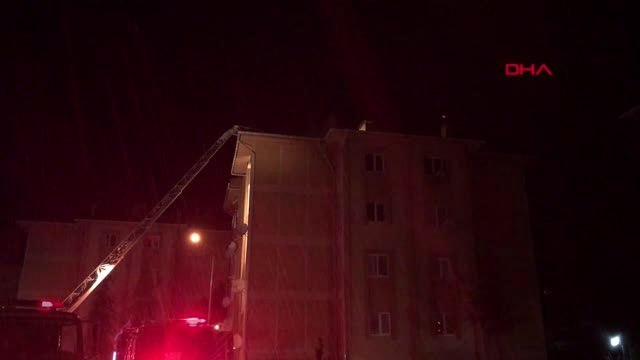 APARTMANIN ÇATISI YANDI 3 KİŞİ DUMANDAN ETKİLENDİ