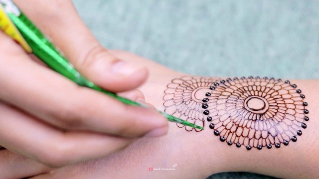 نقش الحناء باليد على الطريقة العربية - تصميم الحناء للفتيات العربيات الجميلات على الطراز العربي