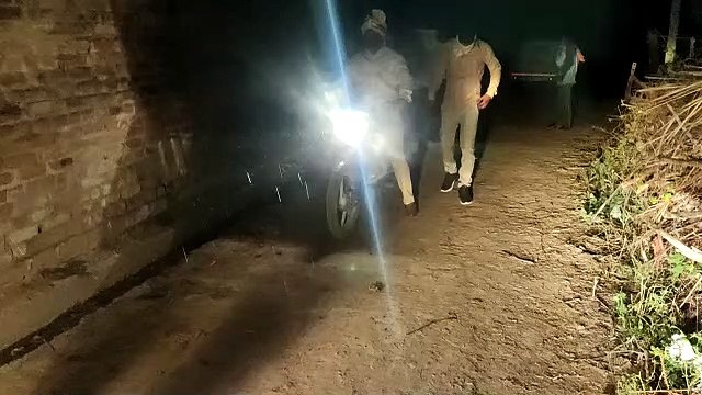लॉकडाउन के बीच हुई शादी, दुल्हन को बाइक पर बिठाकर लाया दूल्हा