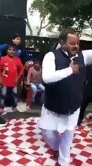 নেত্রকোনার ইউপি চেয়ারম্যান চাল চুরির মামলা থেকে জামিন পাওয়ার পরে খুশিতে মুজিবকোট পরে ড্যান্স দিচ্ছে।