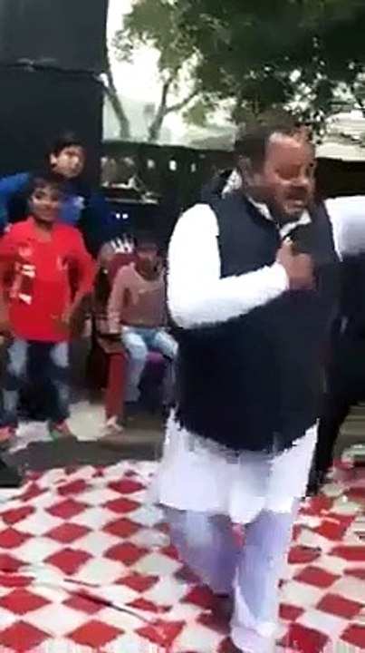 নেত্রকোনার ইউপি চেয়ারম্যান চাল চুরির মামলা থেকে জামিন পাওয়ার পরে খুশিতে মুজিবকোট পরে ড্যান্স দিচ্ছে।