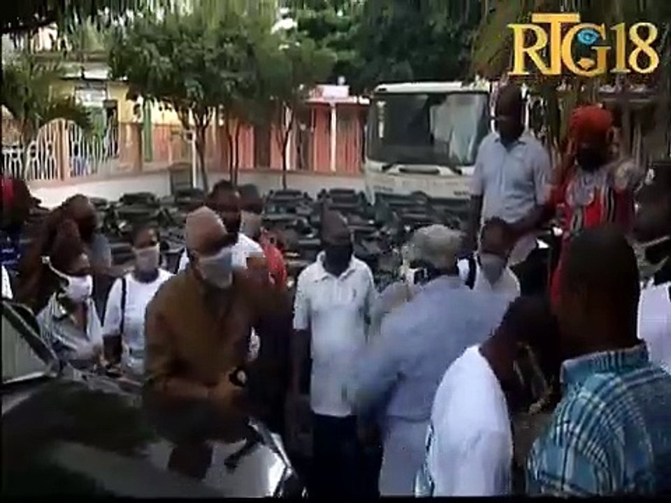 Eric Jean Baptiste distribye chato dlo, mas ak linèt pou tout komin ak seksyon kominal nan Nòdès.