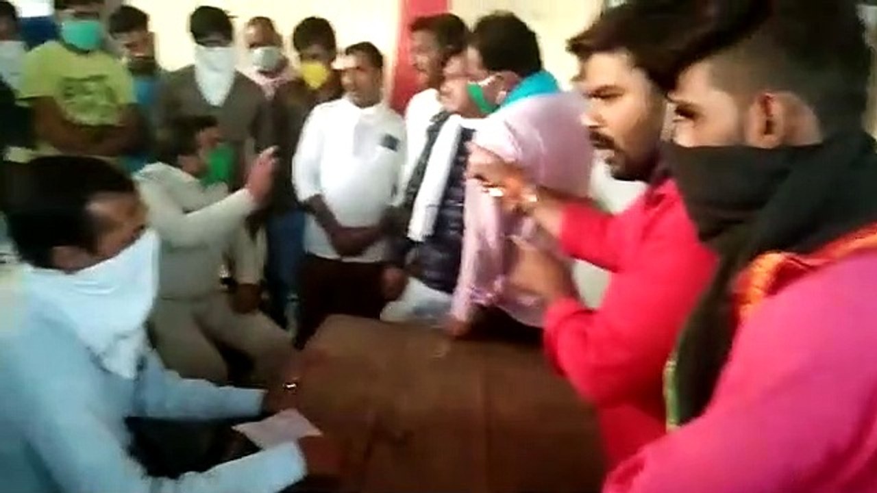 पुलिस ने भंडारा संचालक की मोटरसाइकिल रोकी, विरोध स्वरुप भोजनशालाओं में नहीं बना खाना