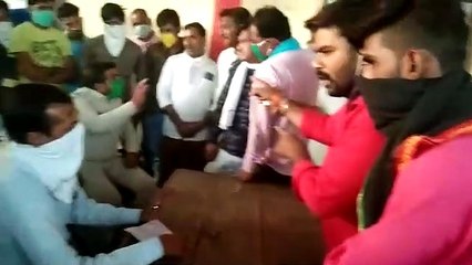 पुलिस ने भंडारा संचालक की मोटरसाइकिल रोकी, विरोध स्वरुप भोजनशालाओं में नहीं बना खाना