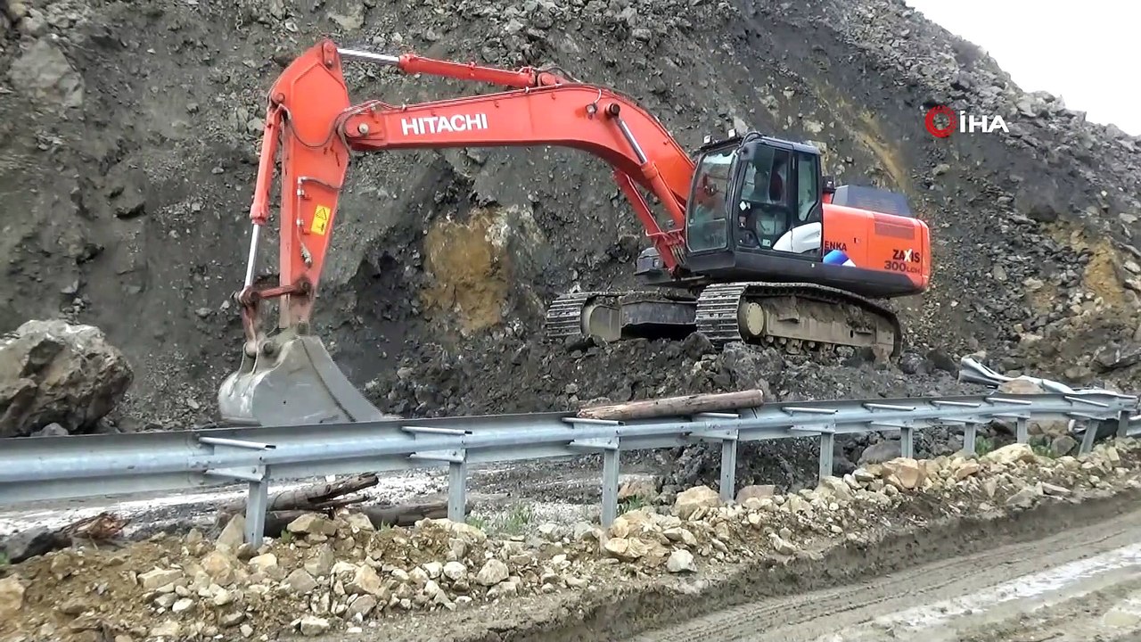 Yüksekova-Van karayolu heyelandan dolayı 5 gündür kapalı