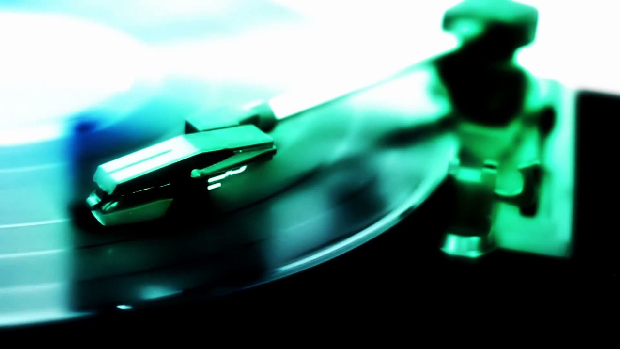 59)	Musique.  Basse. Country &  folk . Happy.   Four Beers Polka. Kevin MacLeod