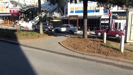 Yolun karşısına geçmeye çalışan kişiye motosikletin çarptığı kaza kamerada