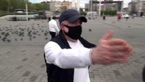 (İSTANBUL-ÖZEL)Taksim'de iki arkadaşa sosyal mesafe ve maske cezası...Ceza yiyen vatandaş ekiplere,...