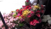 Anneler Günü mesaisinde teması en aza indirmek isteyen çiçekçiden dikkat çeken uygulama