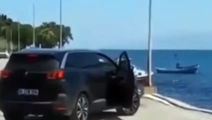Cipi atmak için denize sürdü; araçtan çıkıp yoluna devam etti!