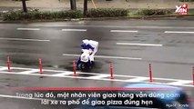 Mặc siêu bão thổi bay cả xe, chàng trai người Nhật vẫn quyết tâm giao pizza đúng hẹn