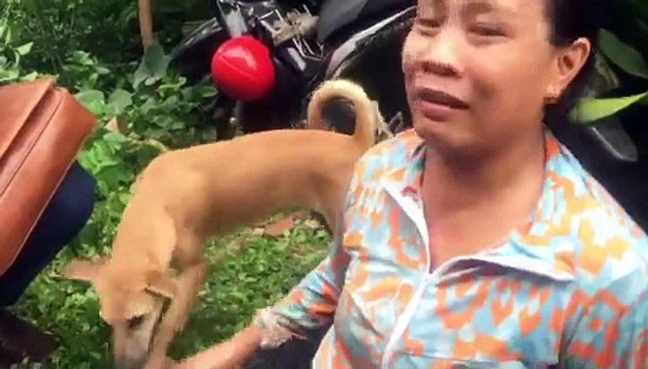 Người phụ nữ khóc ngất chứng kiến cảnh phòng trọ bốc cháy ở Sài Gòn 