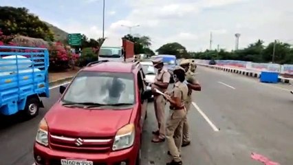 சென்னை மாநகர காவல் ஆணையர் ஏ.கே. விஸ்வநாதன் மேற்பார்வையில் சென்னை நுழைவாயிலான பெருங்களத்தூரில்  வாகன தணிக்கையில் ஈடுபட்ட  காவலர்கள். அனுமதி இல்லாத வாகனத்தை  வந்த வழியே திருப்பி அனுப்பி வைத்தனர்.
