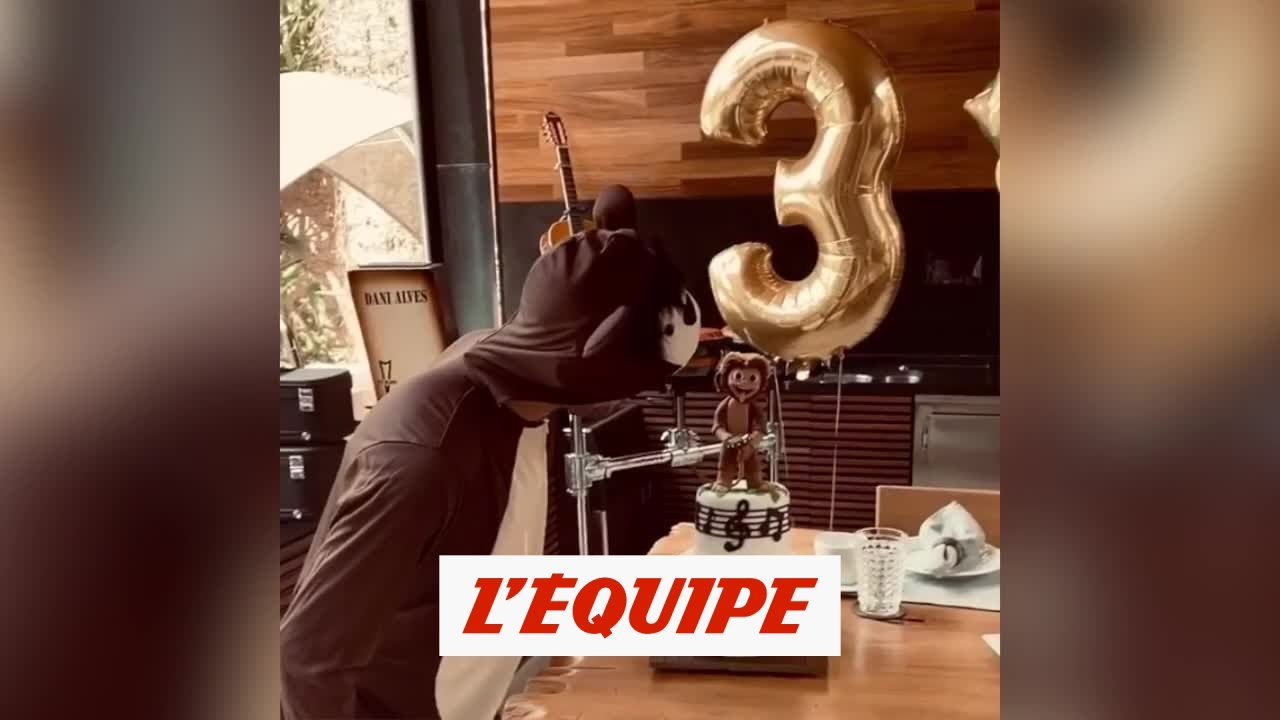 Dani Alves fête son anniversaire déguisé - Foot - WTF